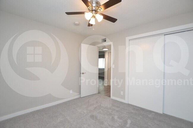 Building Photo - 2210 W Devonshire Ave