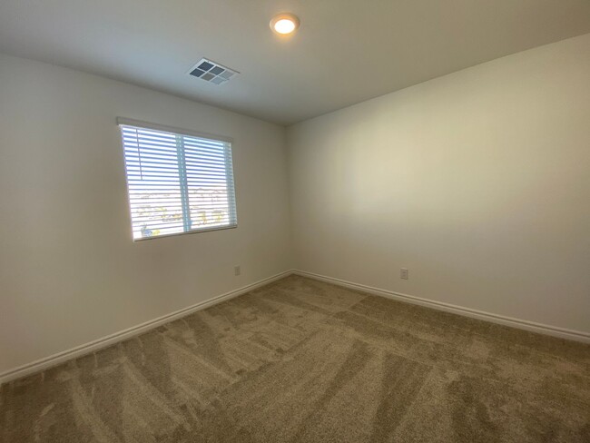 Building Photo - Fabulous 4 bedroom  Townhouse