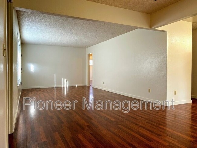 Building Photo - 208 Hawthorne St