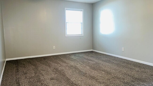 Building Photo - Completely updated 3 bedroom 2 bath home in Lagrange! Must see!