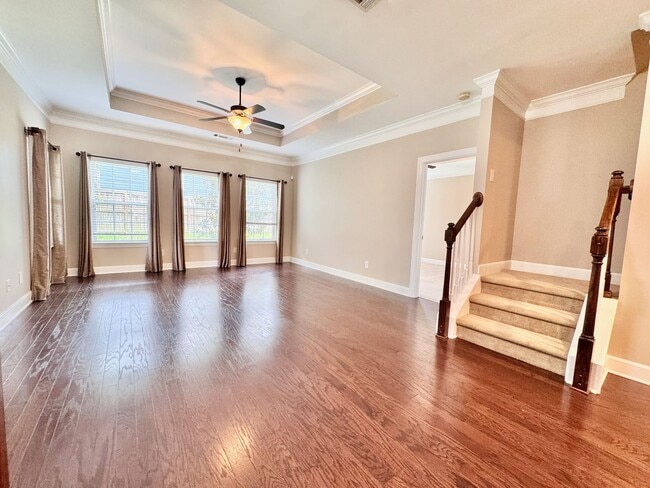 Building Photo - 3 Bedroom, 3 Bathroom Home w/ 2 Car Garage and Fence Backyard