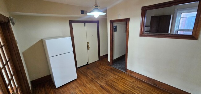 Building Photo - 2nd Floor 2 Bedroom 1 Bath Harrisburg Scho...