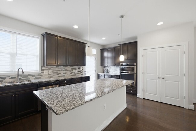 Building Photo - 2413 Glenallan Ave