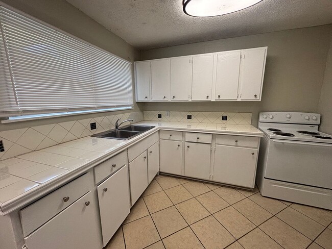 Building Photo - Lovely 4 Bedroom 2 Bath Home with Detached 2 Car Garage and Fully Fenced Huge Yard!!