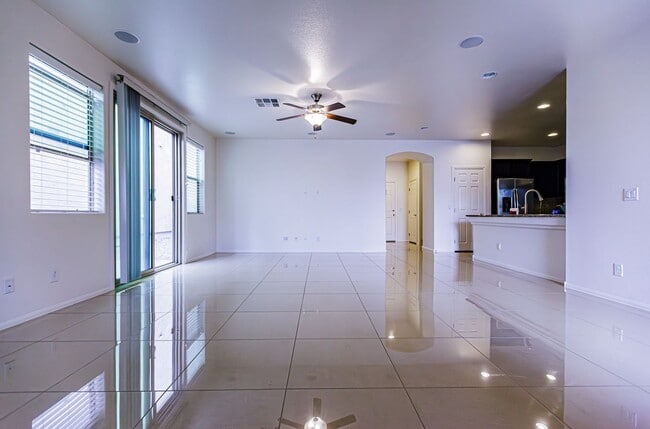 Building Photo - 4 Bedroom home located in Mountain's Edge