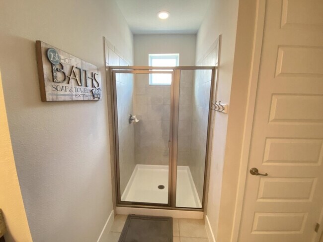 Building Photo - 350 Lasso Dr