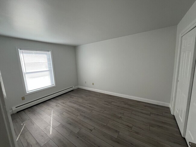 Building Photo - 2BD/1BA Second Floor Unit