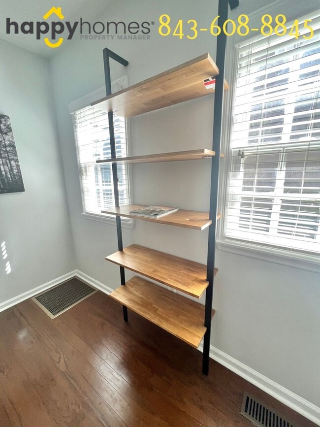 Building Photo - Beautiful 3 bedroom 3 full bath home locat...