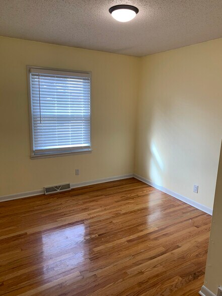 Building Photo - 624 NE 39th Terrace