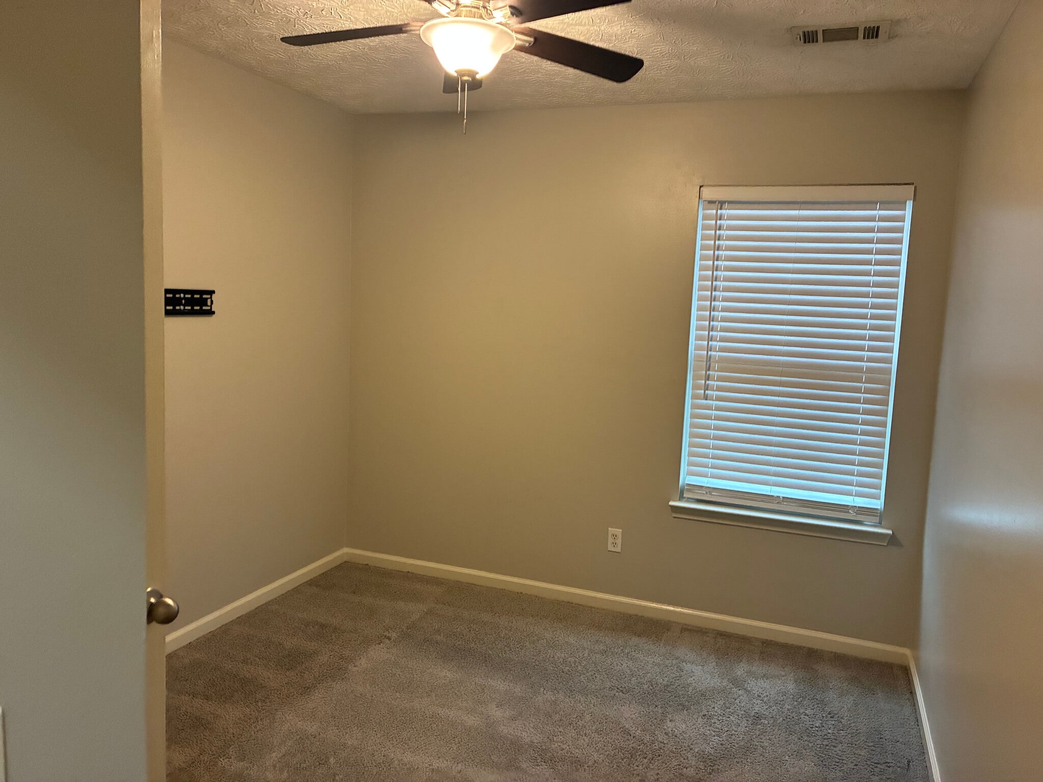 Building Photo - Room in Townhome on Stone Gate Way