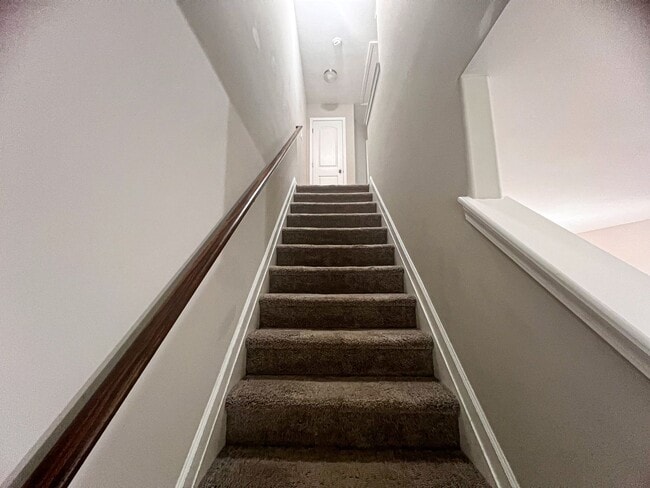 Building Photo - Lovely 2 bedroom 2 1/2 bathroom Townhome in Northeast Greensboro!