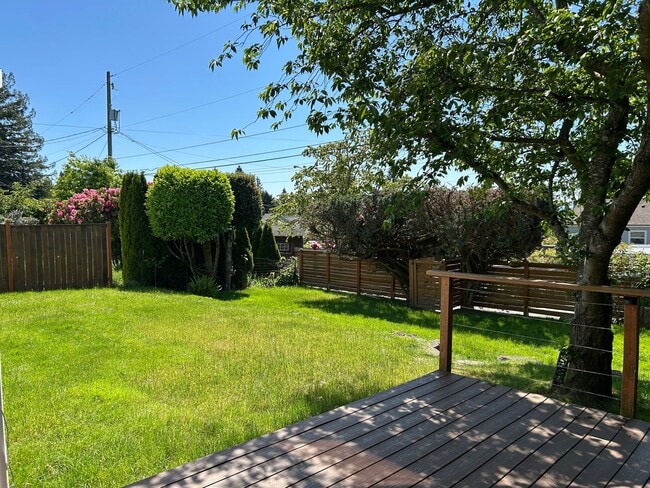 Building Photo - 4BR - West Seattle w/ 2 Kitchens. Landscaping Included!