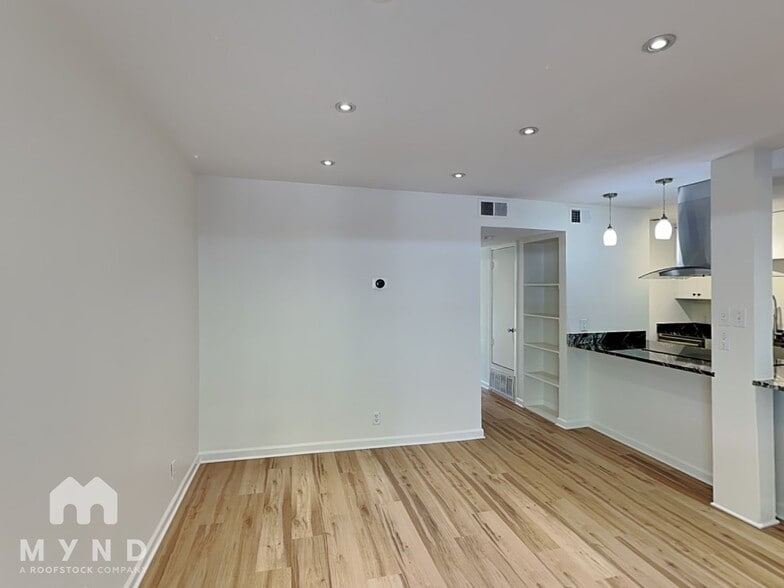 Building Photo - 500 E Riverside Dr