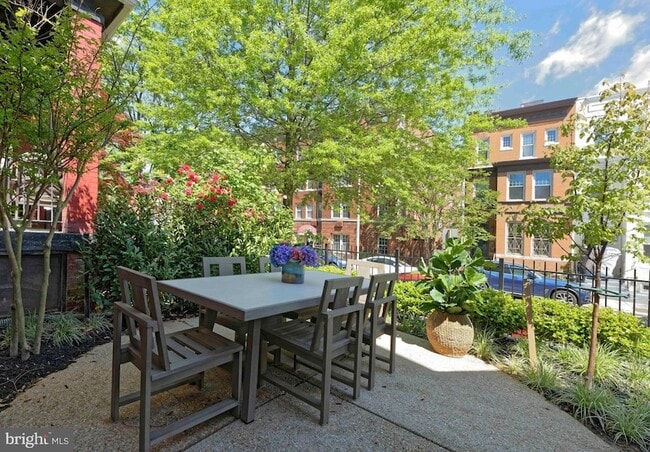 Building Photo - 1015 D St NE