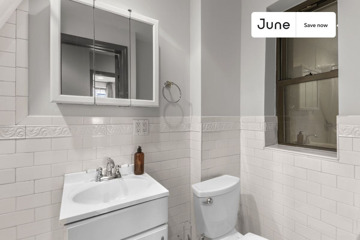 Building Photo - 226 E 7th St