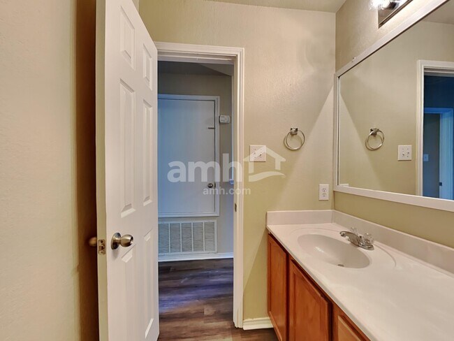 Building Photo - 114 Fontana Albero