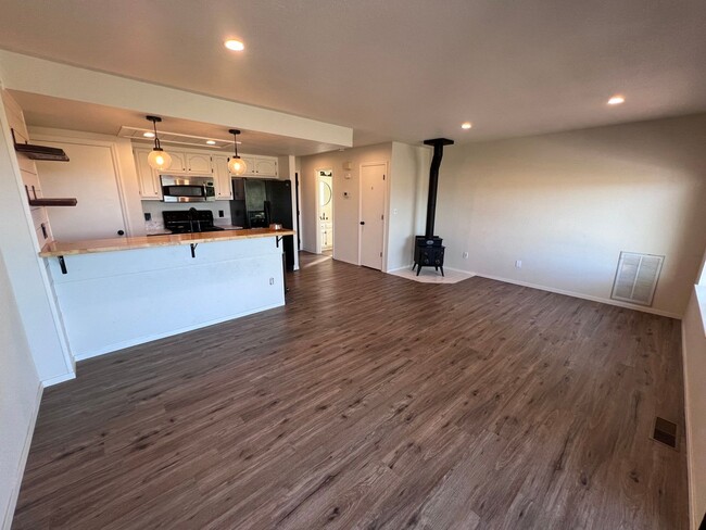 Building Photo - Charming 2-bedroom, 1.5-bathroom