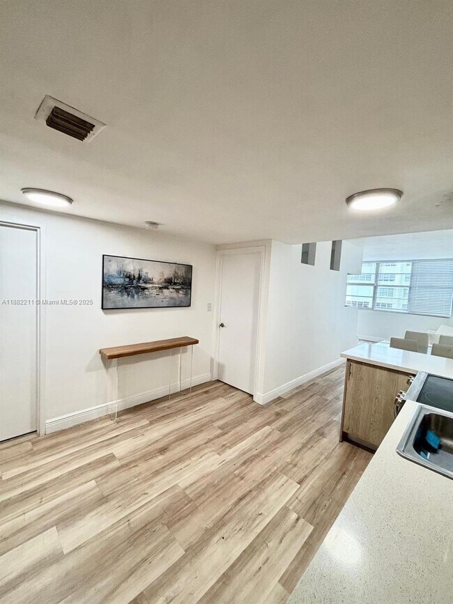 Building Photo - 801 Brickell Bay Dr