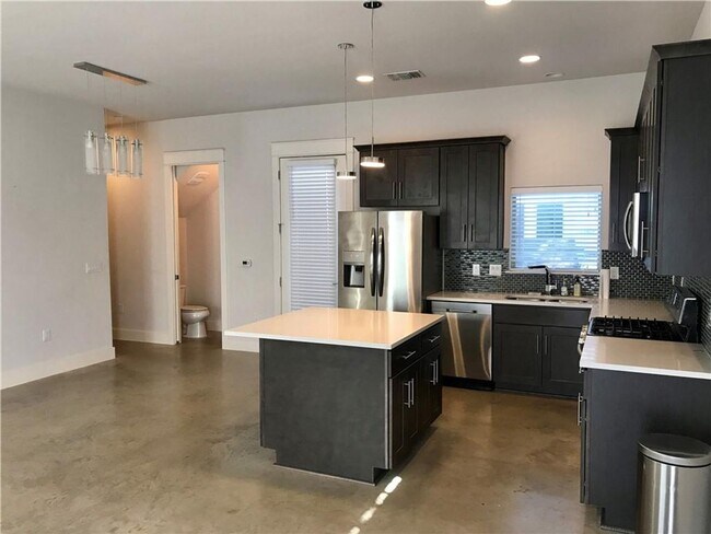 Building Photo - Central Austin / 3 bedroom, 2.5 baths / Mo...
