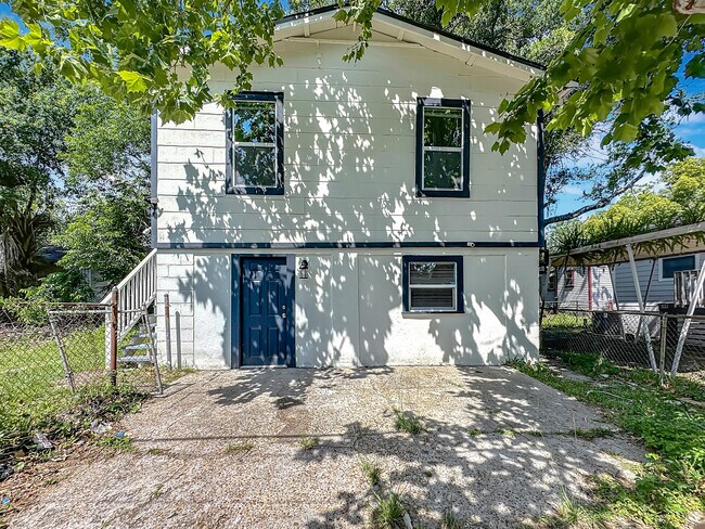 Building Photo - 844 Tyler St