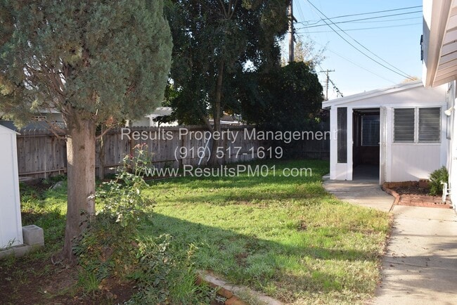 Building Photo - Adorable 3 Bedroom On tree line Street