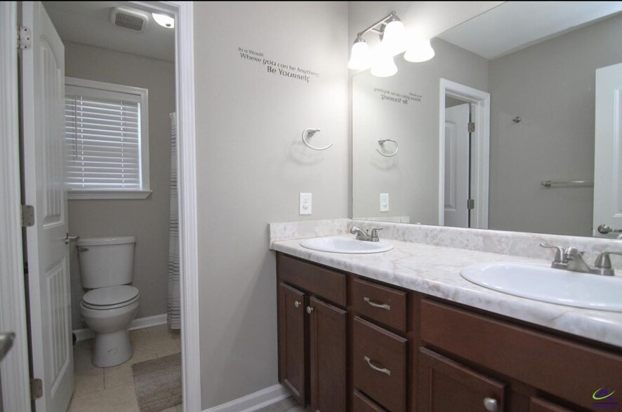 Hall Bathroom - 5474 Bankston Lake Rd