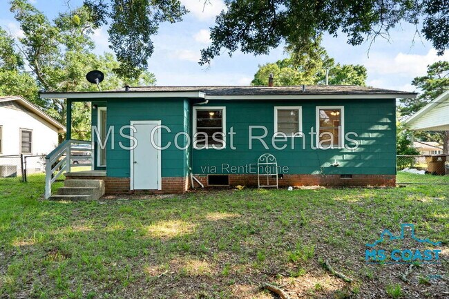 Building Photo - 2050 North Dr