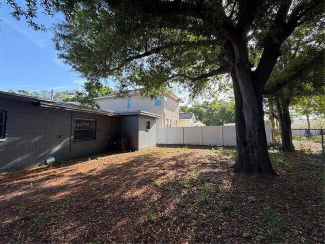 Building Photo - 1740 W Walnut St