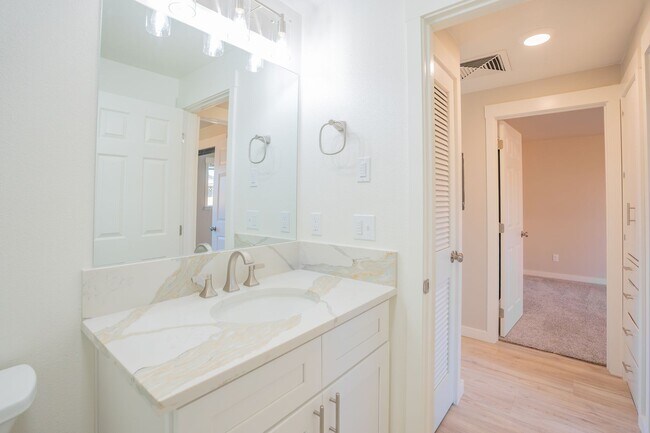 Building Photo - Newly Remodeled Large 2 Bedroom!