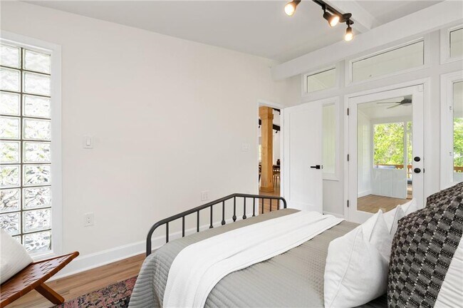 Building Photo - 1690 Cotswold Dr NE