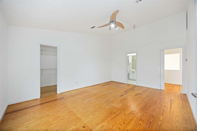 Building Photo - 2605 Calumet St