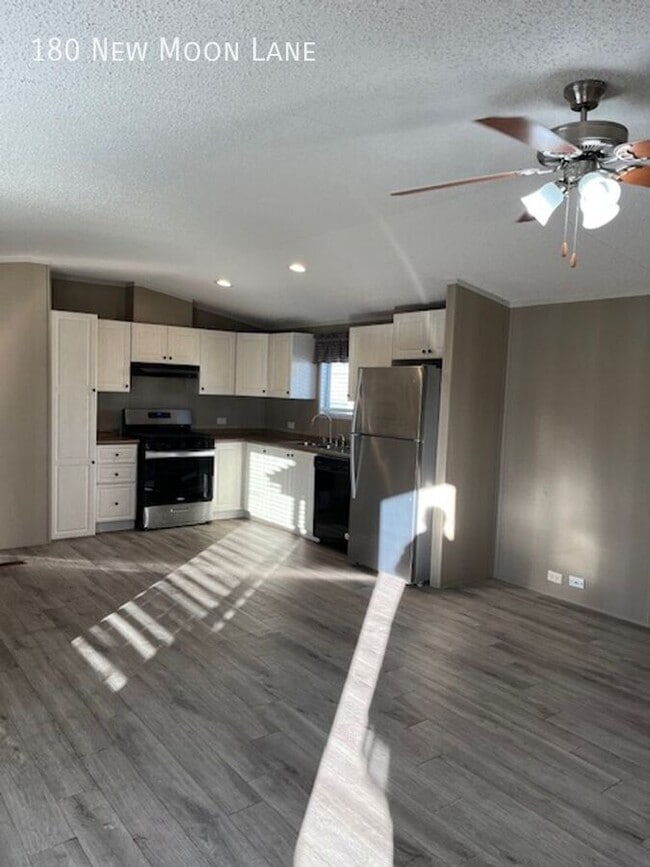 Building Photo - 180 New Moon Ln