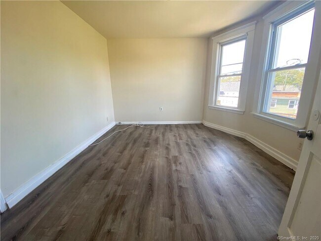 Building Photo - 282 Putnam St