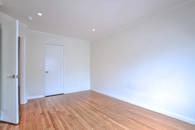Building Photo - 134 28th St