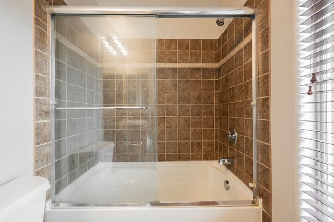 Building Photo - 3 Bedroom, 2.5 Bath Two Story Home in Sout...