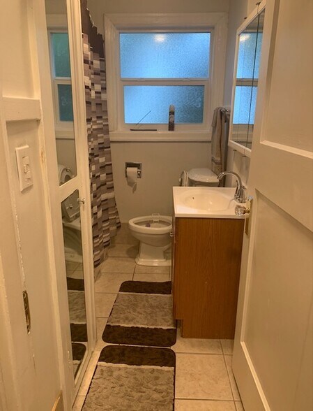 Bathroom - 5914 S Carver St