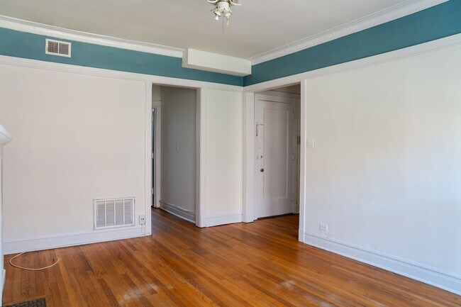 Building Photo - Lincoln Square/Ravenswood - Studio w/ Eat-...