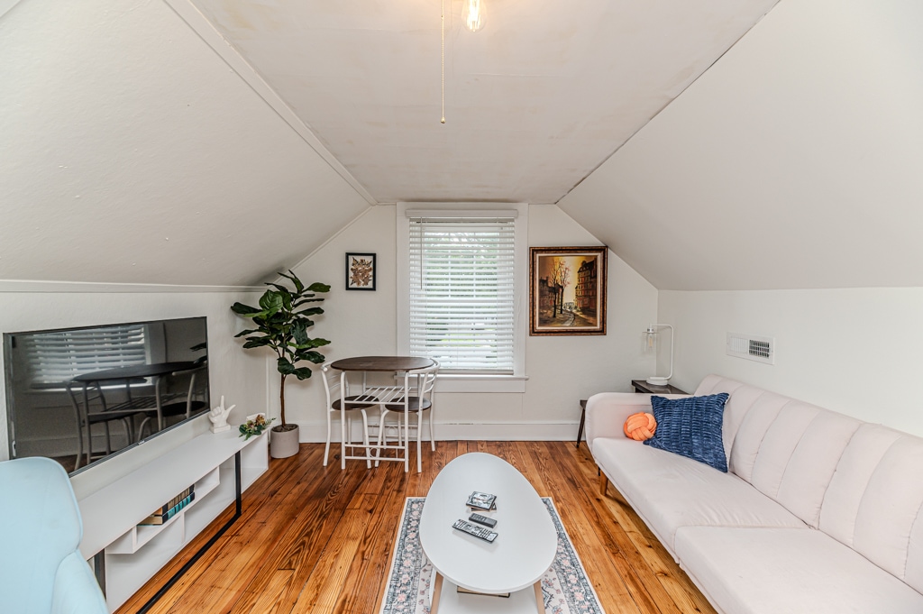 Building Photo - 508A W Chisholm St