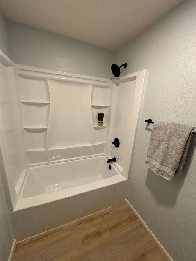 Building Photo - Beautiful Remodeled 3 Bedroom End Unit Tow...