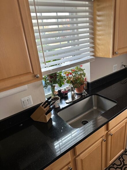 Building Photo - 14040 Labelle St