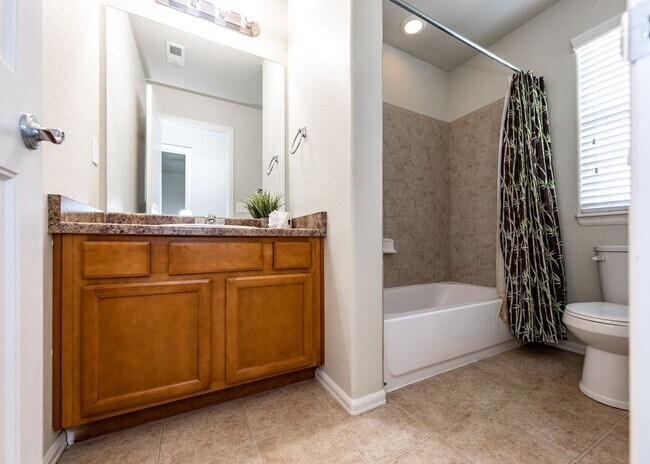 Building Photo - Cute End Unit 3 Bedroom Townhome in Lorson...