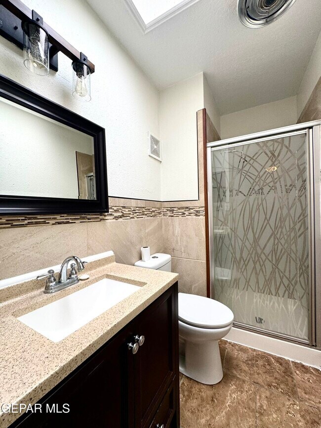 Building Photo - 10288 Lakeview Dr