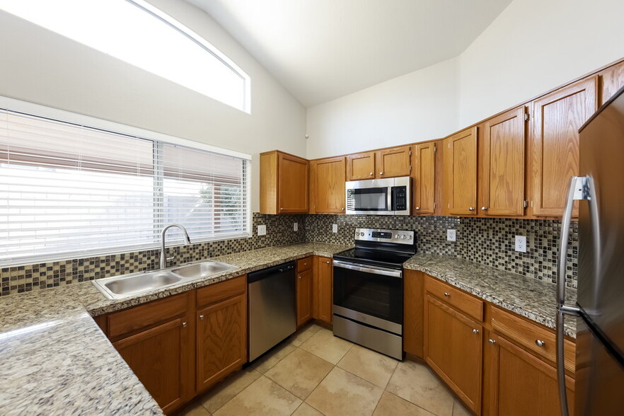 Building Photo - 4116 E Coolbrook Ave