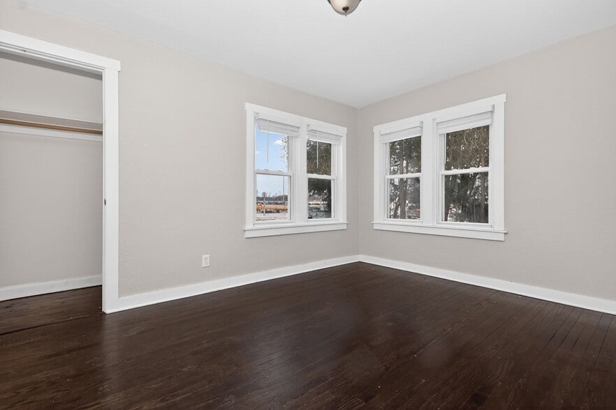 Building Photo - 1631 W Custer Ave