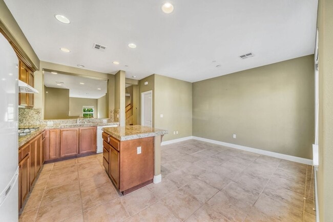 Building Photo - 3-Bedroom Townhome for Rent in Fremont!