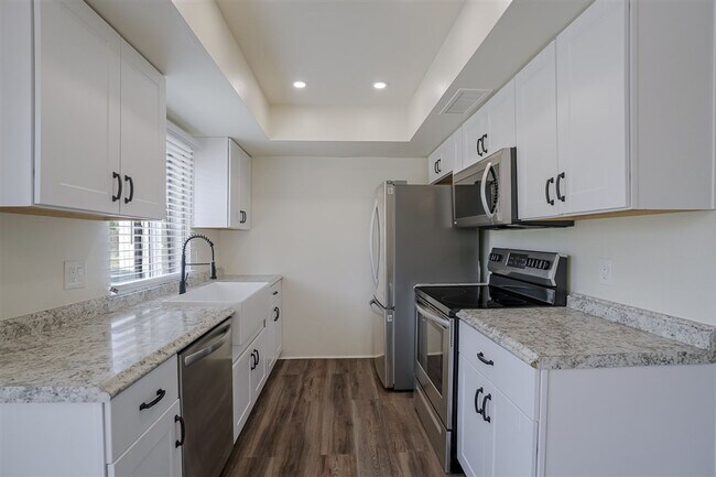 Building Photo - 2 bedroom, 2 bath condo near the airport