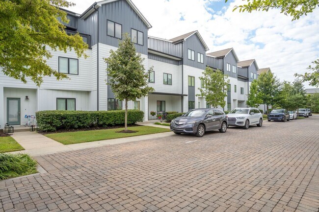 Building Photo - Location, Location , Location with this Beautiful Townhome