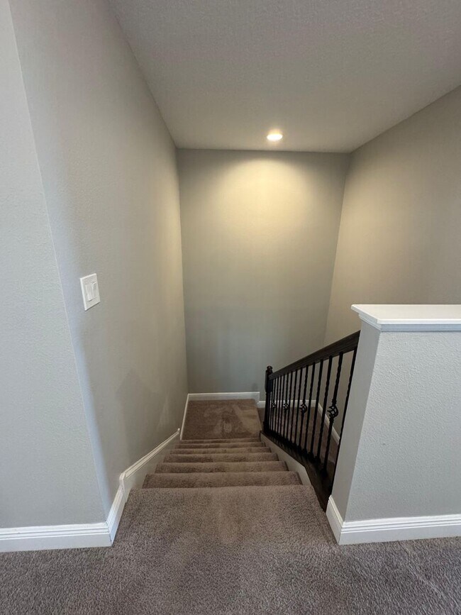 Building Photo - Spacious 5-Bedroom Riverview Home
