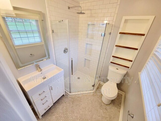 Building Photo - 2404 Blanche Dr