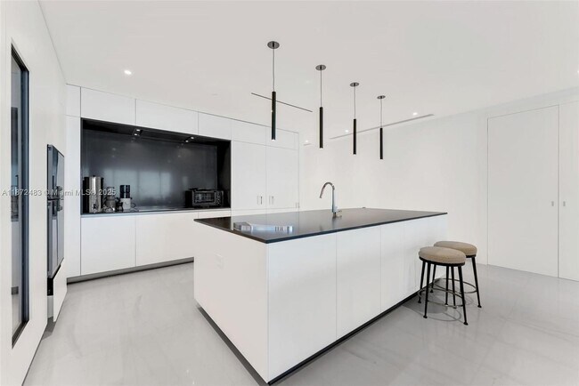 Building Photo - 300 Biscayne Blvd Way